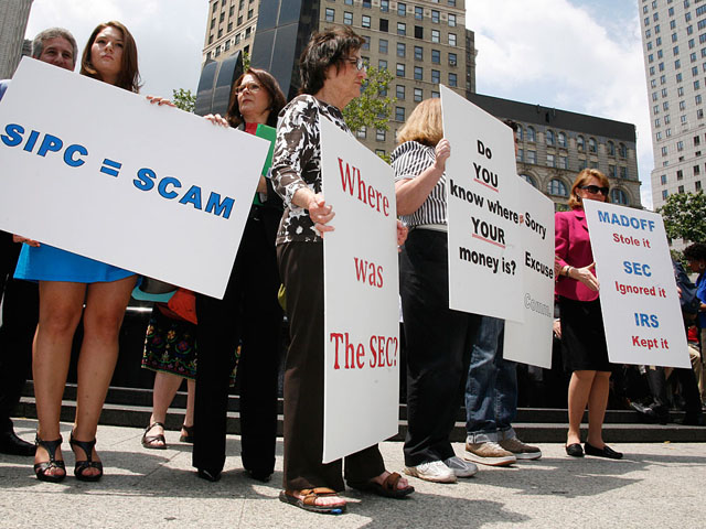 Пикет инвесторов перед зданием в Нью-Йорке, где проходил суд над Бернардом Мейдоффом